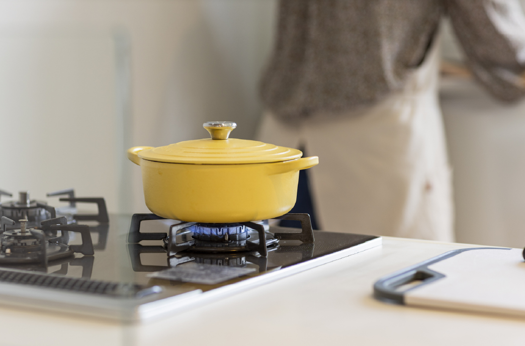 ガス器具の近くに燃えやすいものを置かないでください。